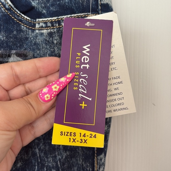 Wet Seal Jalate Acid Wash Jeans - Picture 4 of 5
